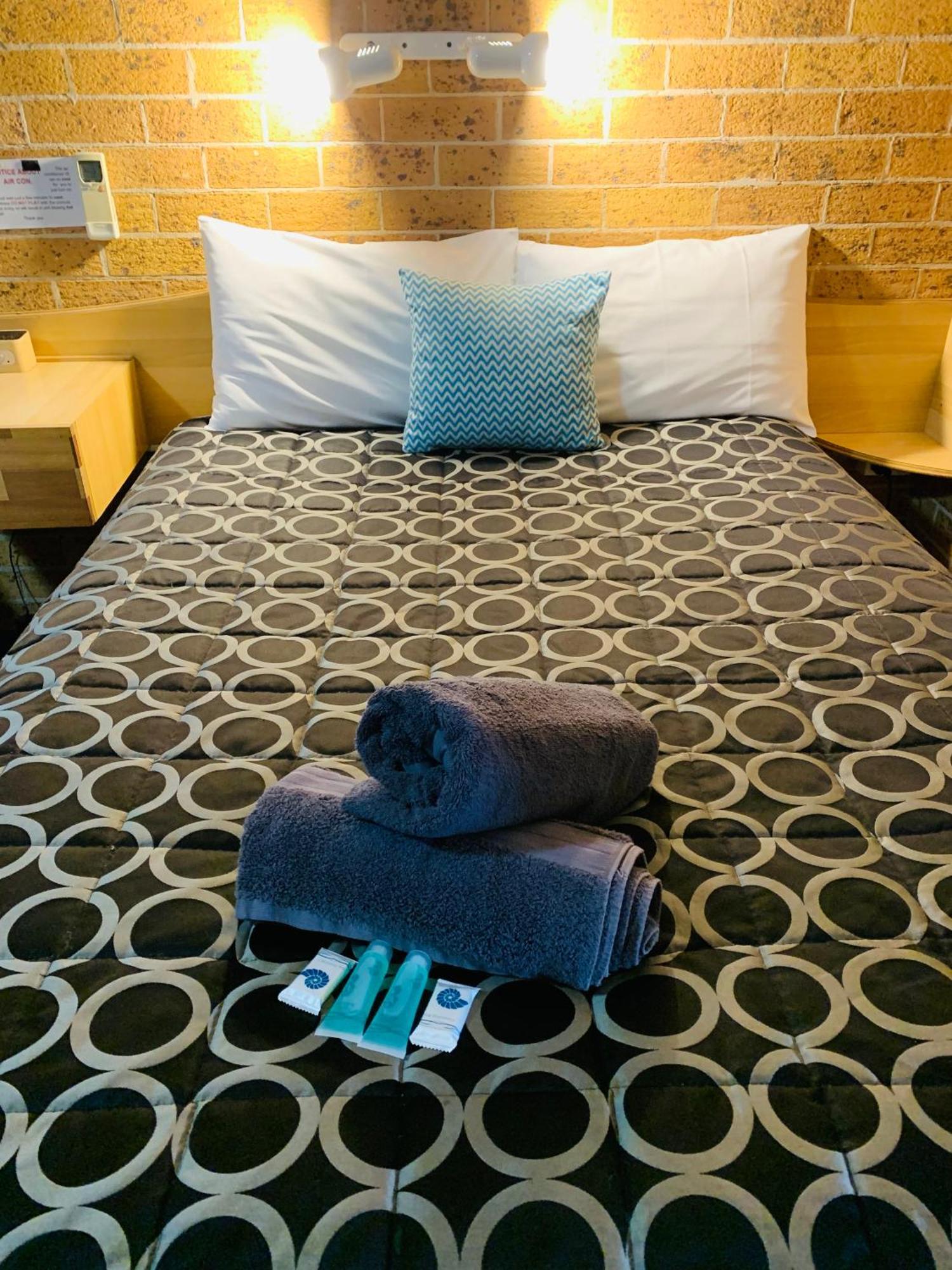 Town And Country Motor Inn Тамуорт Номер фото