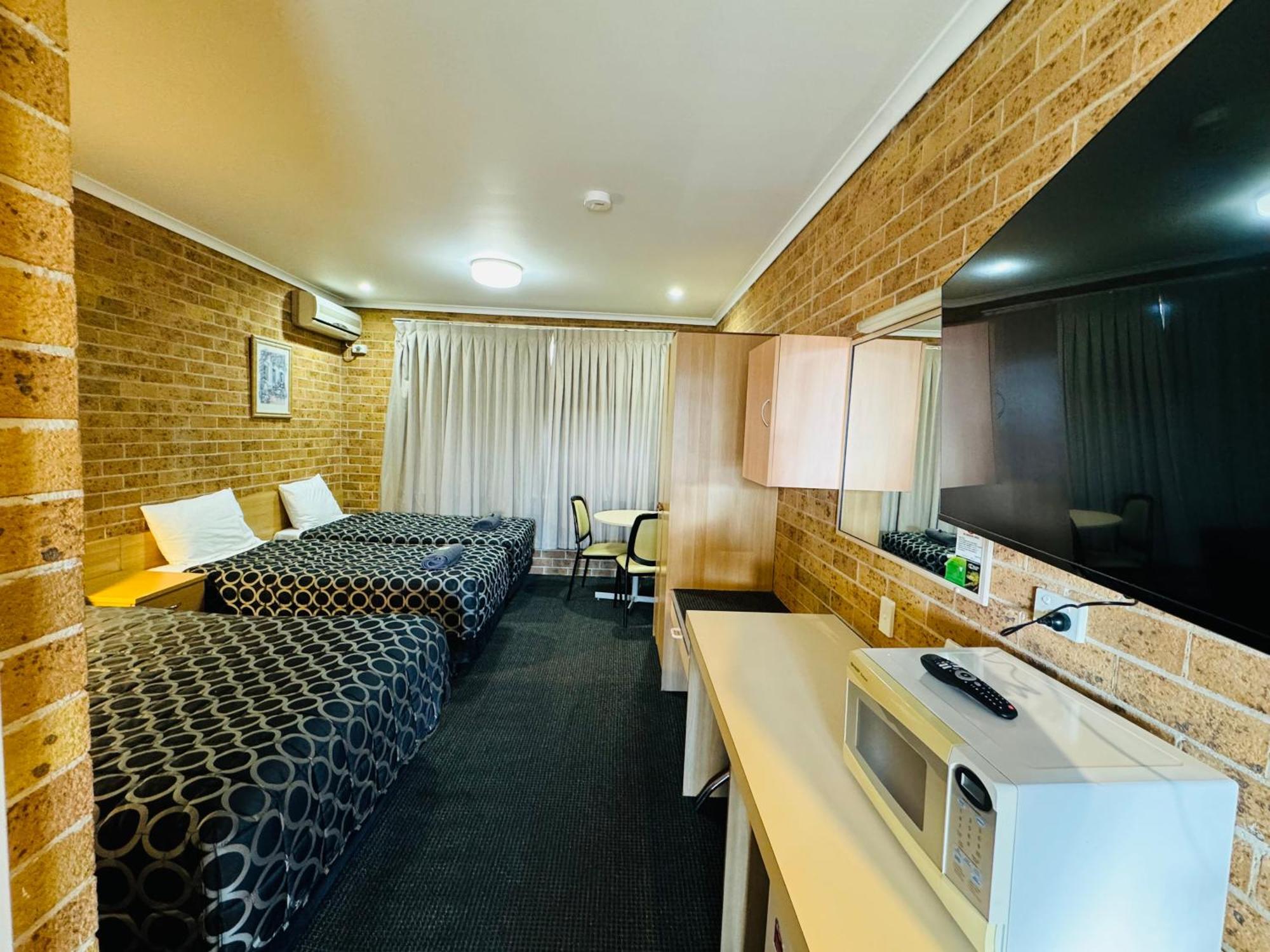 Town And Country Motor Inn Тамуорт Экстерьер фото